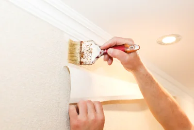 Pose de papier peint à Cazac — revêtements muraux et toiles de verre